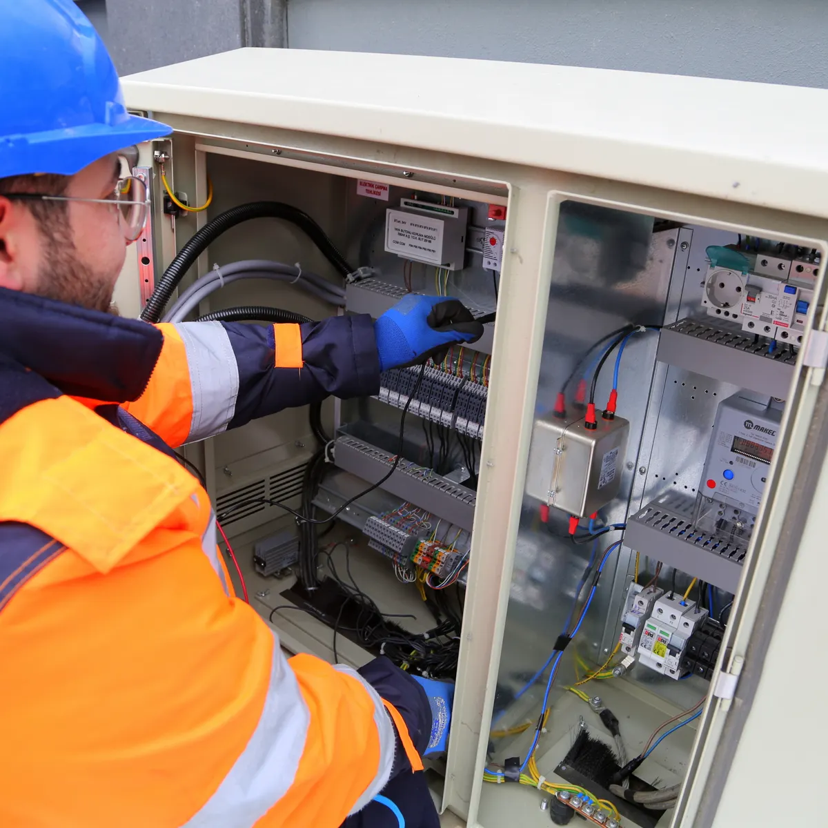 Electricista trabajando en un cuadro eléctrico