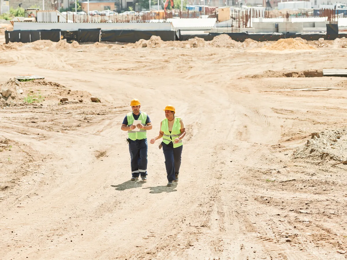 Profesionales con casco y chaleco en una obra