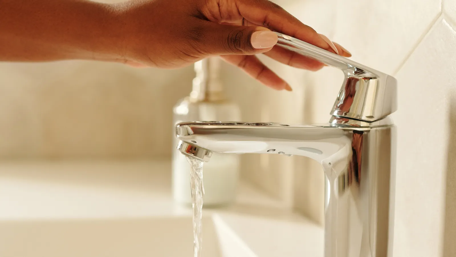 Grifo abierto durante la revisión de una instalación de agua